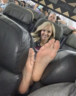 Kyle Unfug feet photo thumbnail