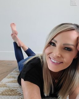 Kyle Unfug feet photo thumbnail