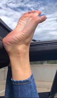 Kyle Unfug feet photo thumbnail