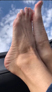 Kyle Unfug feet photo thumbnail