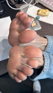 Kyle Unfug feet photo thumbnail
