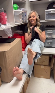 Kyle Unfug feet photo thumbnail