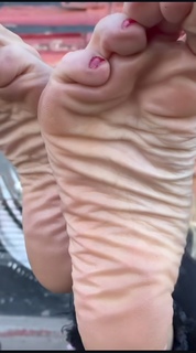 Kyle Unfug feet photo thumbnail