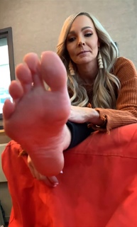 Kyle Unfug feet photo thumbnail