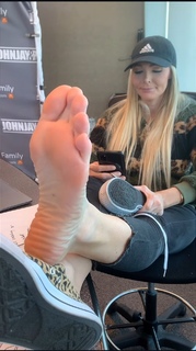 Kyle Unfug feet photo thumbnail