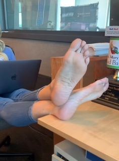 Kyle Unfug feet photo thumbnail