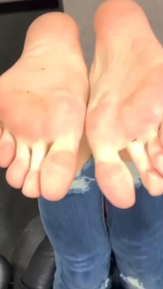 Kyle Unfug feet photo thumbnail