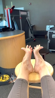 Kyle Unfug feet photo thumbnail