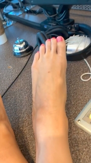 Kyle Unfug feet photo thumbnail