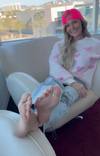 Kyle Unfug feet photo thumbnail