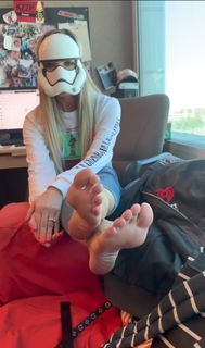 Kyle Unfug feet photo thumbnail