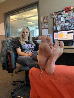 Kyle Unfug feet photo thumbnail