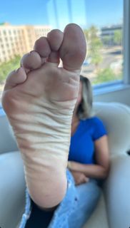 Kyle Unfug feet photo thumbnail