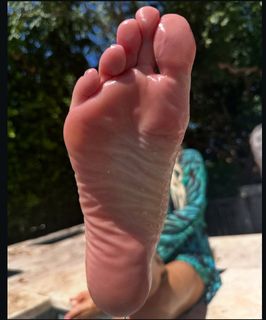 Kyle Unfug feet photo thumbnail