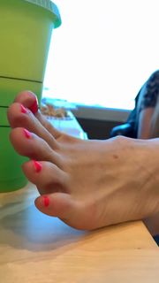 Kyle Unfug feet photo thumbnail