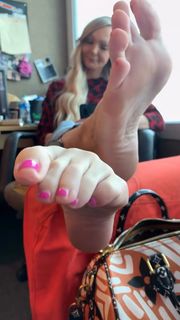 Kyle Unfug feet photo thumbnail