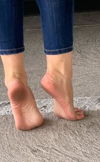 Kyle Unfug feet photo thumbnail