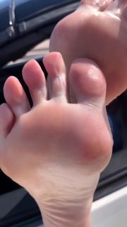 Kyle Unfug feet photo thumbnail