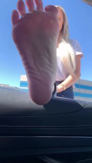 Kyle Unfug feet photo thumbnail