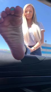 Kyle Unfug feet photo thumbnail