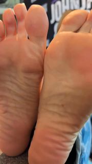 Kyle Unfug feet photo thumbnail
