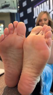 Kyle Unfug feet photo thumbnail