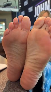 Kyle Unfug feet photo thumbnail