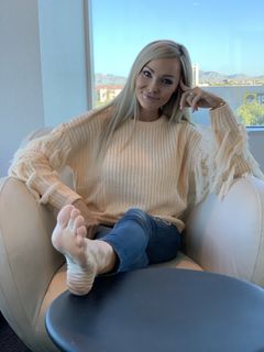 Kyle Unfug feet photo thumbnail