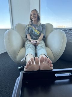 Kyle Unfug feet photo thumbnail