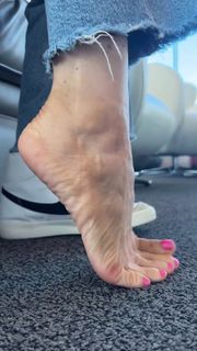 Kyle Unfug feet photo thumbnail