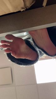 Kyle Unfug feet photo thumbnail