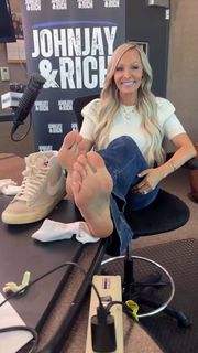 Kyle Unfug feet photo thumbnail