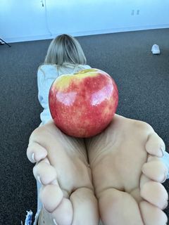 Kyle Unfug feet photo thumbnail