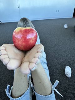 Kyle Unfug feet photo thumbnail