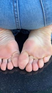 Kyle Unfug feet photo thumbnail