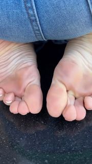 Kyle Unfug feet photo thumbnail