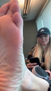 Kyle Unfug feet photo thumbnail