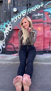 Kyle Unfug feet photo thumbnail