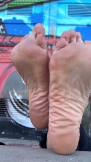 Kyle Unfug feet photo thumbnail