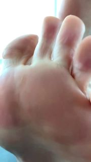 Kyle Unfug feet photo thumbnail