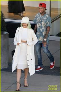 Kylie Jenner feet photo thumbnail