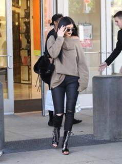 Kylie Jenner feet photo thumbnail