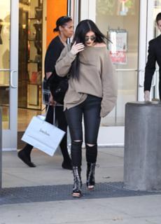 Kylie Jenner feet photo thumbnail