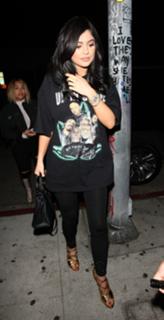 Kylie Jenner feet photo thumbnail