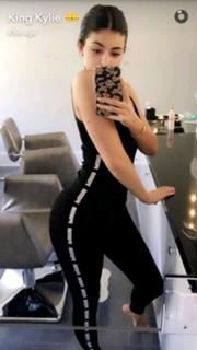 Kylie Jenner feet photo thumbnail