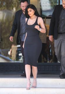 Kylie Jenner feet photo thumbnail