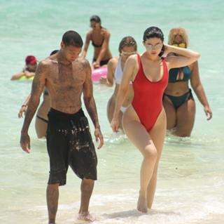 Kylie Jenner feet photo thumbnail