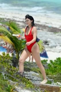 Kylie Jenner feet photo thumbnail