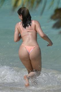 Kylie Jenner feet photo thumbnail