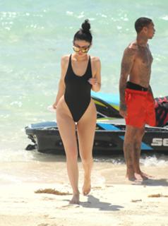 Kylie Jenner feet photo thumbnail